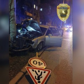 Снёс дорожный знак. Вечером 30 декабря на улице Ечина в Бендерах произошло ДТП с участием автомобиля «Ауди»