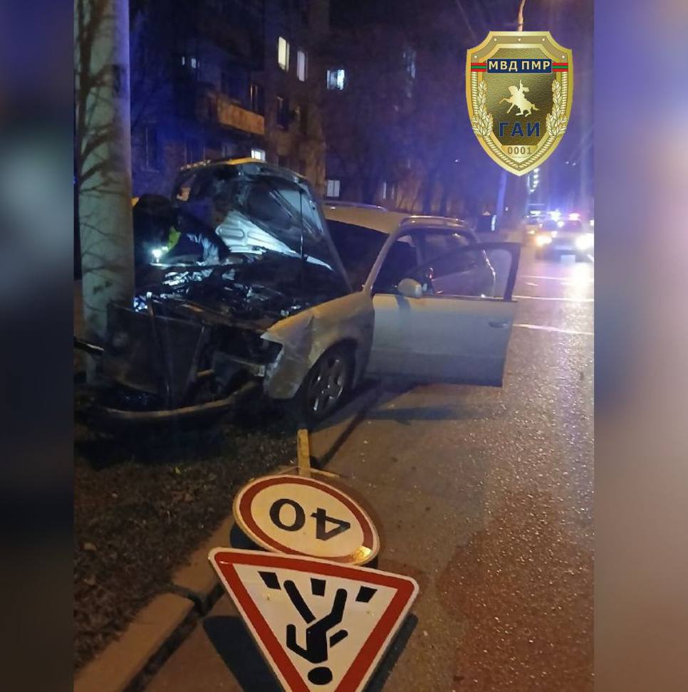 Снёс дорожный знак. Вечером 30 декабря на улице Ечина в Бендерах произошло ДТП с участием автомобиля «Ауди»