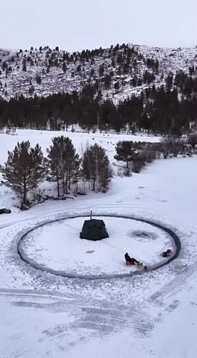 Атракцион на замёрзшем озере Казахстана – смотреть разрешается, повторять не рекомендуется