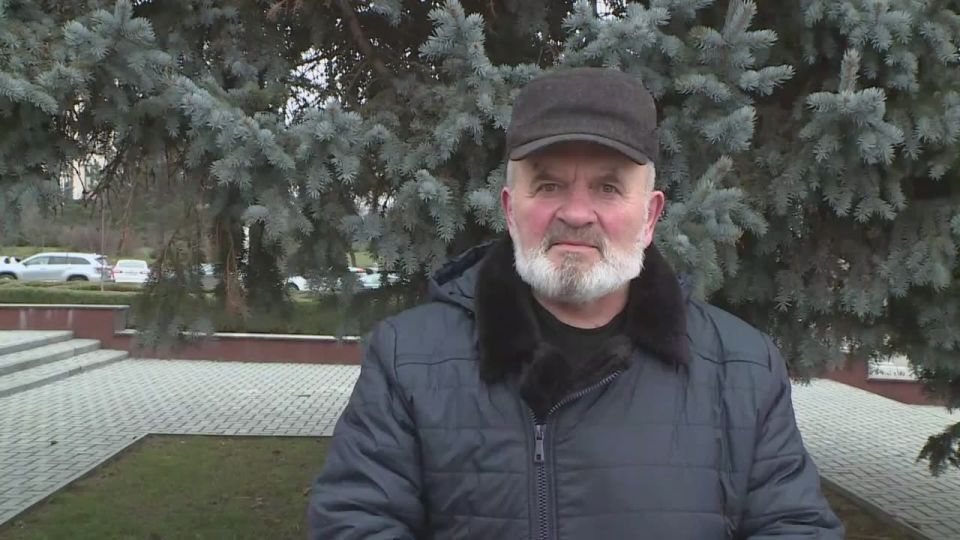 «Ушёл старый 2025-й год, и пусть с этим годом уйдут все проблемы, которые он принёс нам в каждую семью и, в целом, всей республике. Я поздравляю вас с 2026-м годом и желаю, чтобы в каждой семье был достаток, благополучие....