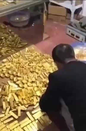 3,5 тонны золота и 23 тонны наличных нашли у экс-мэра китайского Хайкоу