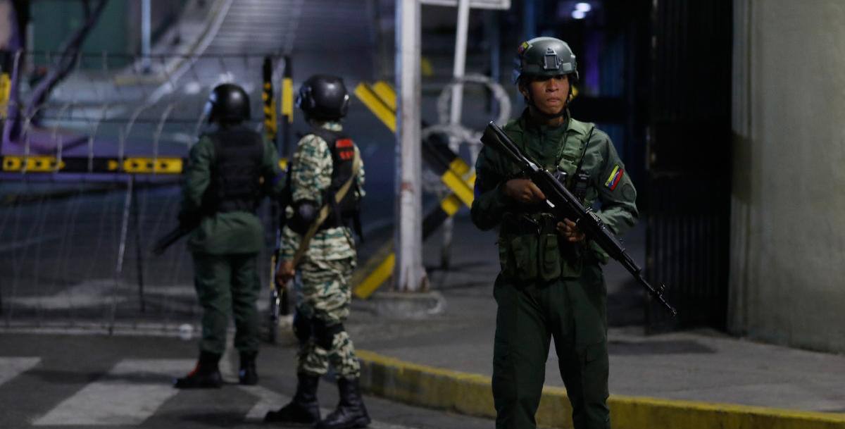 Территория вокруг президентского дворца Мирафлорес в Каракасе находится под защитой венесуэльских военных, — NBC News