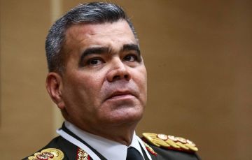 Министр обороны Венесуэлы Падрино Лопес, по предварительной информации, был убит в результате американского удара по его дому в Каракасе, — СМИ