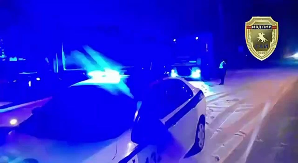 Помощь на сложном участке. После перекрытия объездной дороги у Григориополя вечером 5 января экипаж ГАИ выехал для проверки данного участка