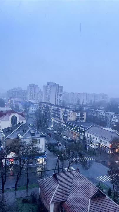 Дождь постепенно переходит в снег