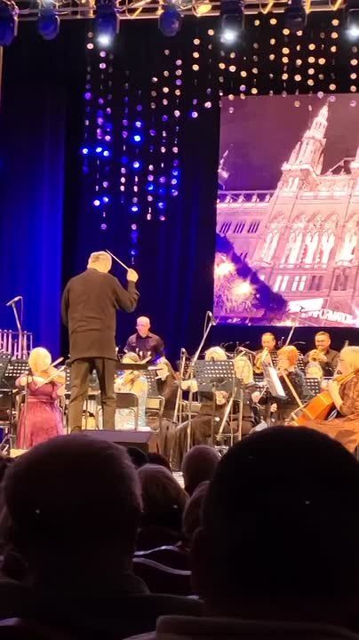 Во Дворце Республики проходит «Новогодний серпантин» — концерт Государственного симфонического оркестра