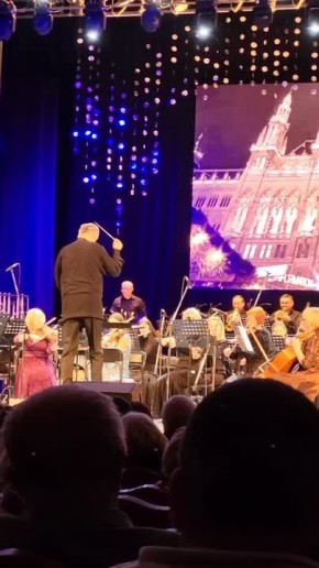 Во Дворце Республики проходит «Новогодний серпантин» — концерт Государственного симфонического оркестра