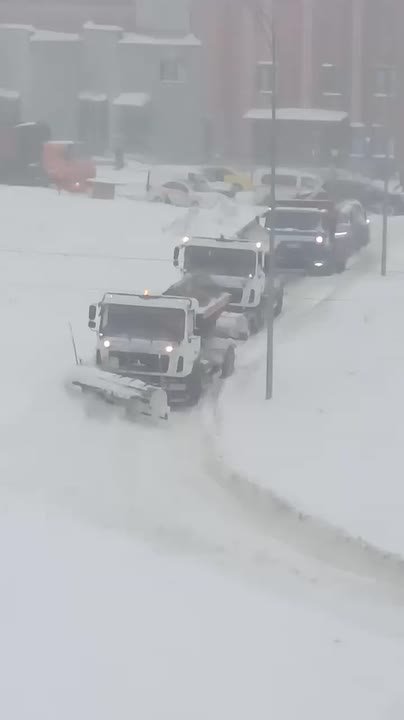 В Москве выпало столько снега, что местами даже снегоуборочная техника проехать не может