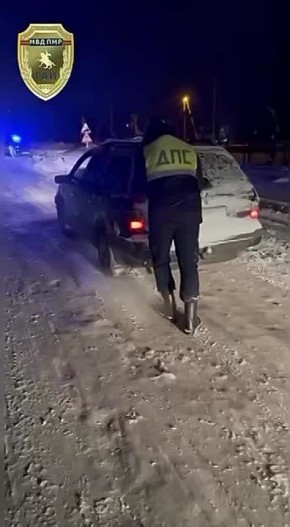Накануне сотрудники ГАИ оказывали помощь водителям, чьи автомобили забуксовали из-за сложных погодных условий