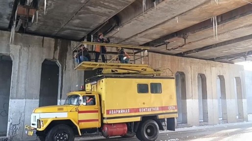 Бендерские коммунальщики сбивают сосульки под мостом у фабрики «Флоаре», чтобы они не падали на проезжающие автомобили