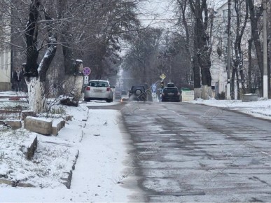 ГАИ просит водителей не парковать авто вдоль проезжей части — это мешает работе коммунальных служб