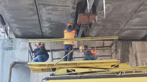 В Бендерах коммунальщики сбивают сосульки на путепроводе у фабрики «Флоаре», чтобы наледь не упала на проезжающие машины