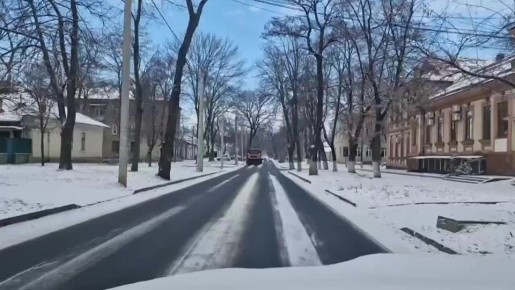 В городе работает спецтехника, коммунальщики чистят дороги и посыпают их противогололёдной смесью