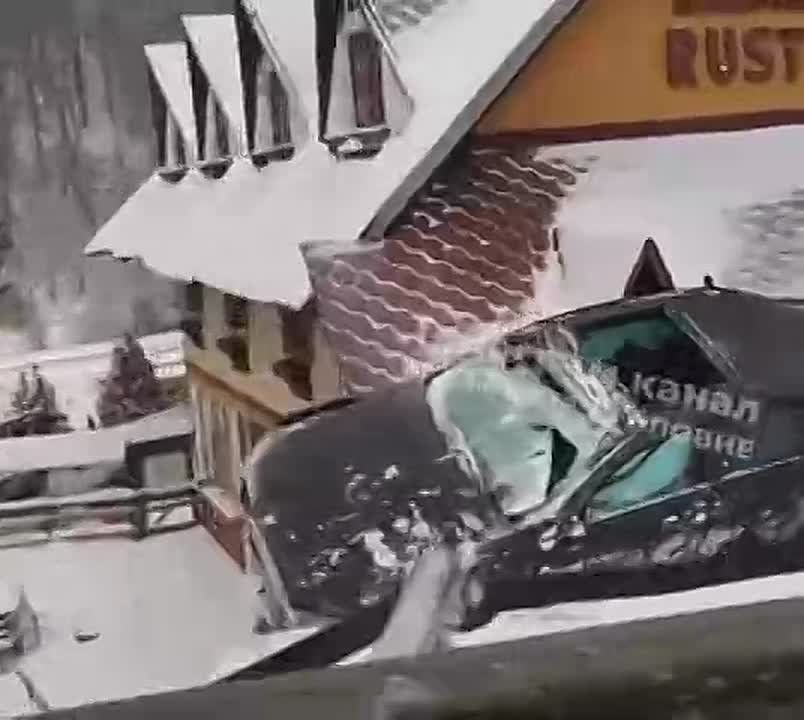 В Буковеле автомобиль вылетел с дороги и приземлился на крышу дома