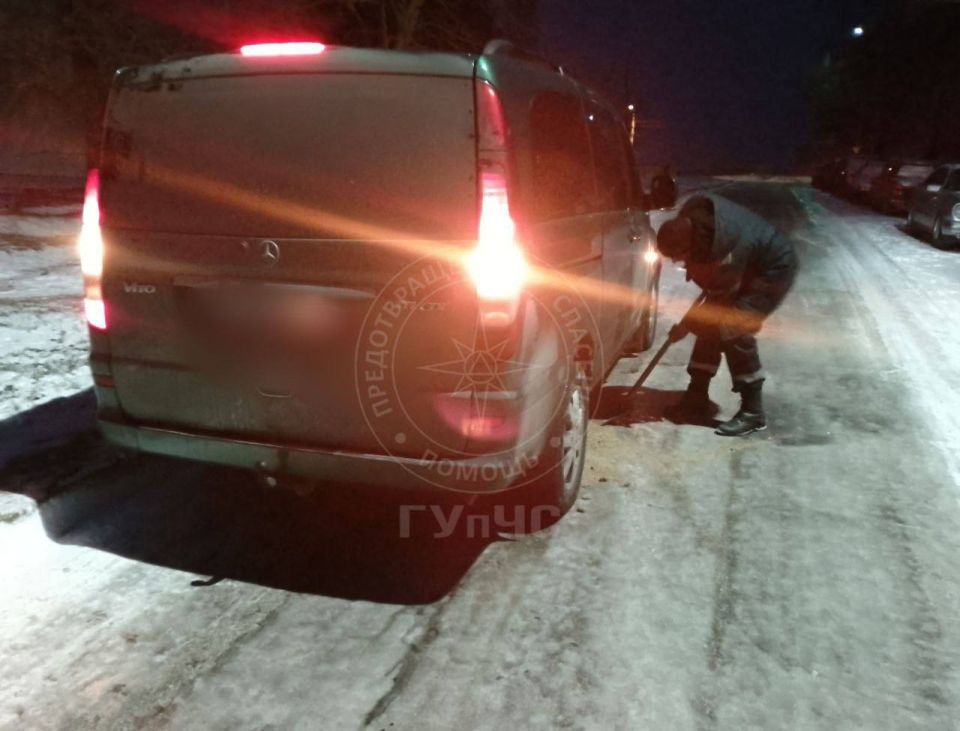 Скользкие дороги. Спасатели помогают водителям – ГУпЧС