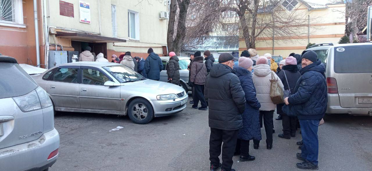 Очередь в столичный собес – пенсионеры пришли привязать льготы к своим банковским и предоплаченным картам