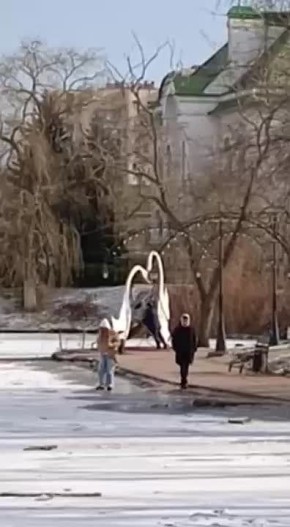 Прохожие проверяют лёд на прочность на озере в Екатерининском парке