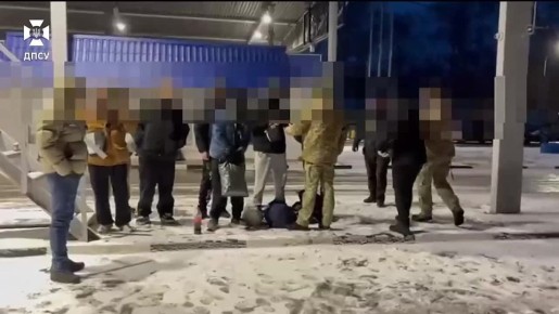 Фура, битком набитая беженцами, обнаружена на границе