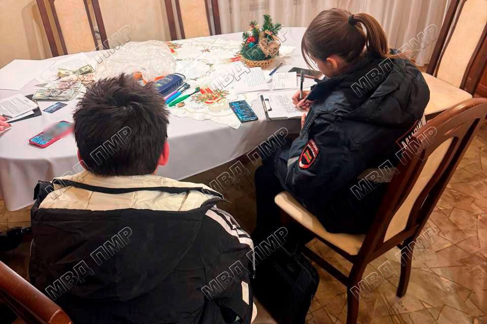 В Тирасполе школьники потратили 16 тысяч рублей чужих денег