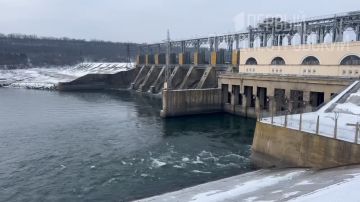 Дубоссарская ГЭС сейчас сбрасывает около 100 кубометров воды в секунду и вырабатывает в среднем 17-18 мегаватт в сутки