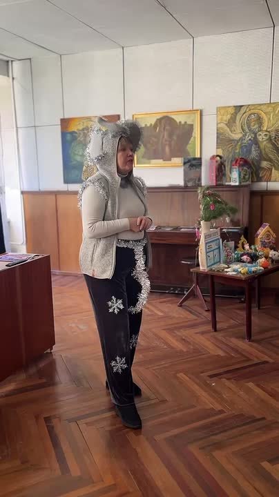 Сегодня в городской библиотеке шумно и празднично: здесь для юных тираспольчан провели час интересных сообщений «Поёт зима, аукает…», приуроченный к новогодним праздникам