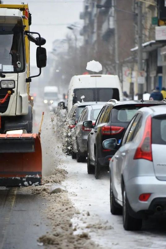 Камни и песок от спецтехники прилетают в машины у обочин - ГАИ зафиксировала несколько случаев сегодня в Бендерах