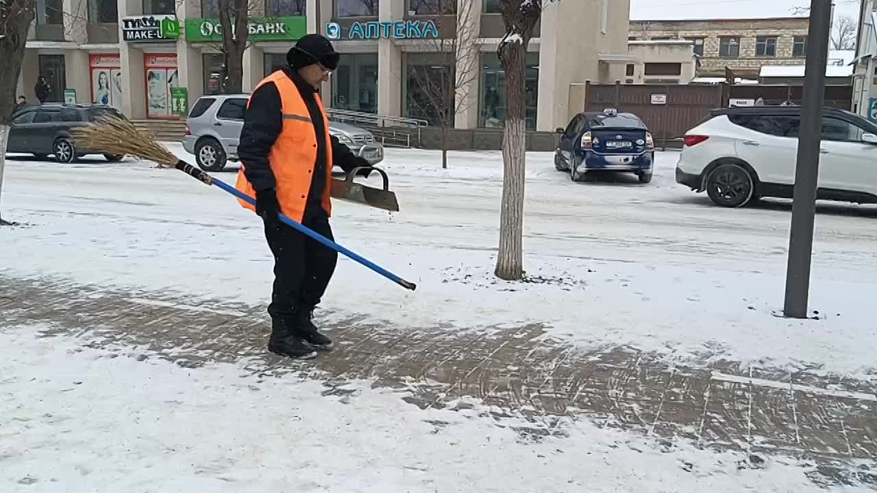 Работают дворники, дорожки подсыпают песком