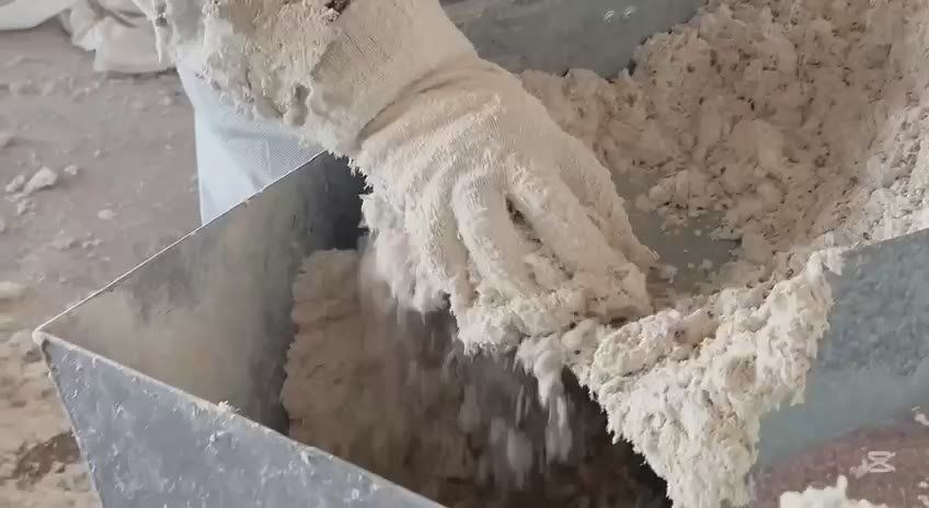 Сотрудники Молдавской ГРЭС делают непонятное для неспециалиста, но явно важное и залипательное