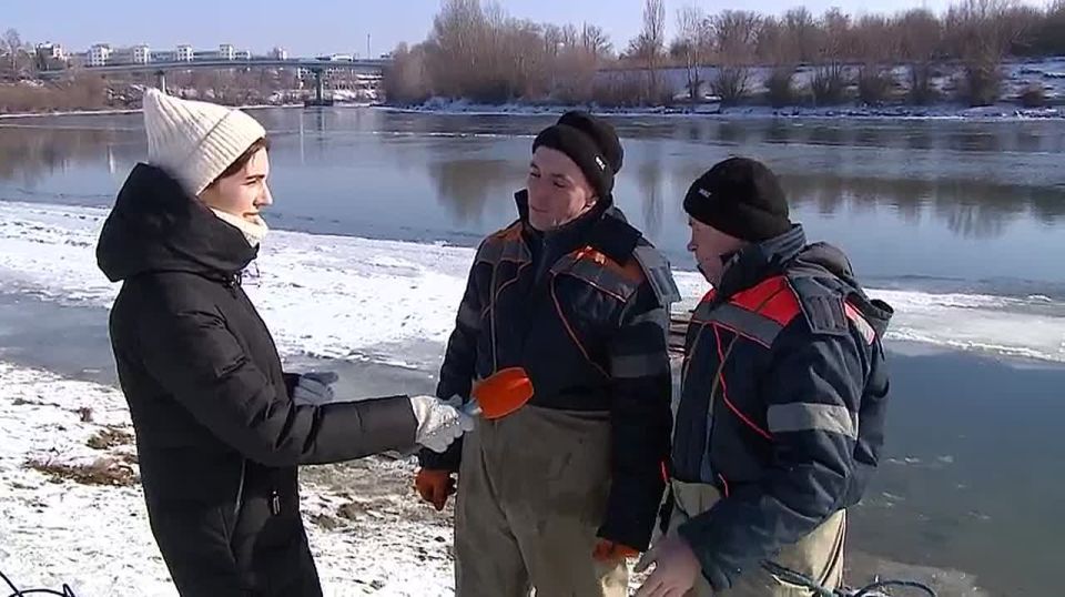 Приднестровские спасатели 6 лет дежурят у купели и 6 лет окунаются в прорубь во время Крещения