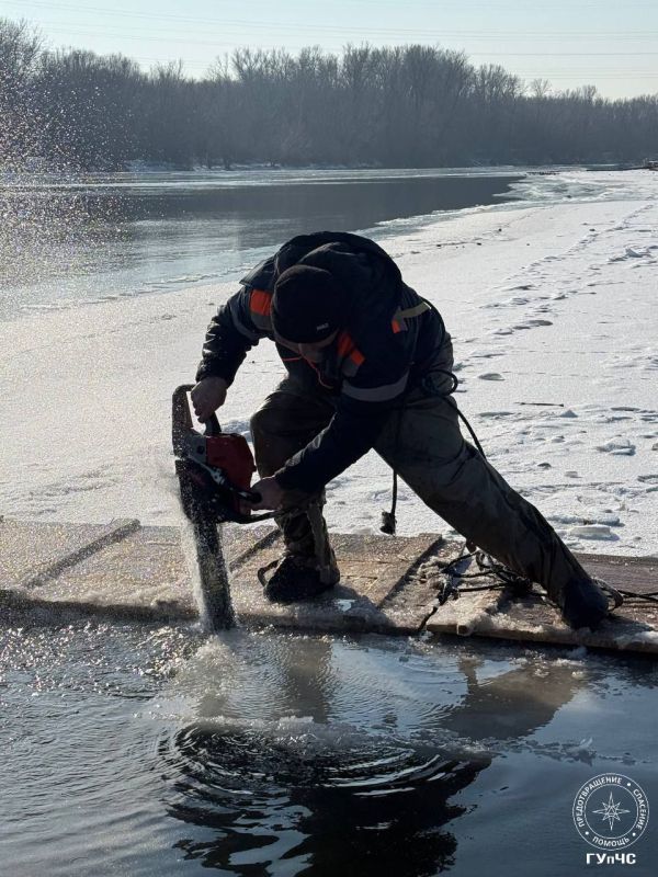 На видео столичные спасатели выпиливают лёд