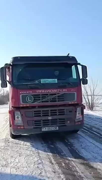 Водитель Виталий увидел обмороженного мужчину с высоты кабины своего грузовика с табличкой «Виталий»