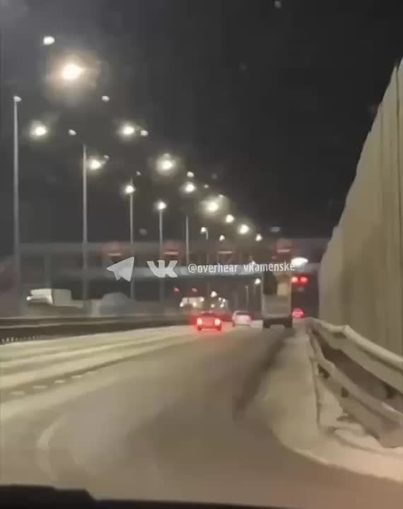 Самосвал с поднятым кузовом снёс надземный пешеходный переход в Каменске-Шахтинском Ростовской области, — областная ГАИ