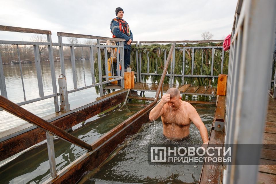 Сегодня вечером, с 18:00, спасатели заступят на дежурство у 12 купелей во всех городах и районах Приднестровья