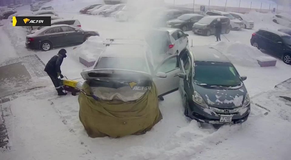 Житель Новосибирска пытался отогреть свой автомобиль тепловой пушкой и случайно спалил его