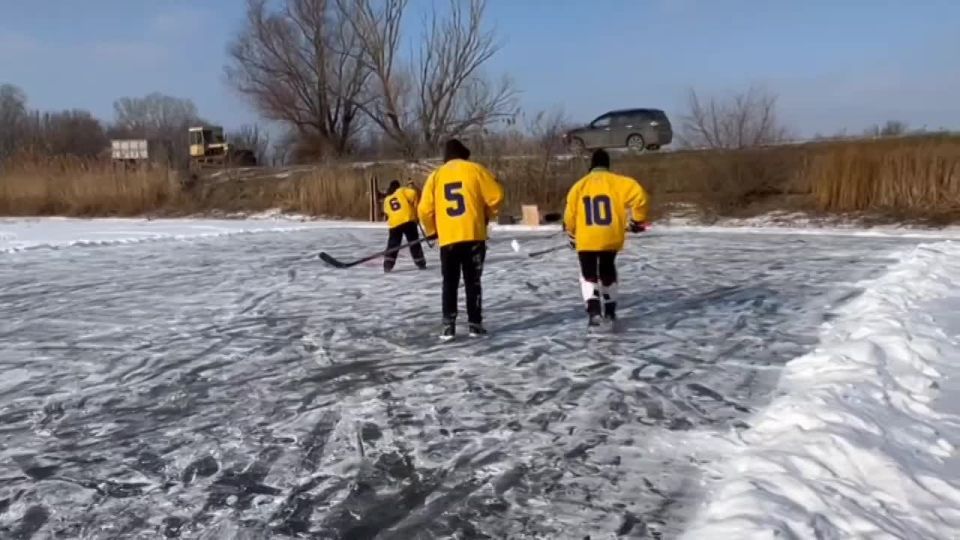 В субботу на озере в селе Коротное прошли игры по хоккею в валенках