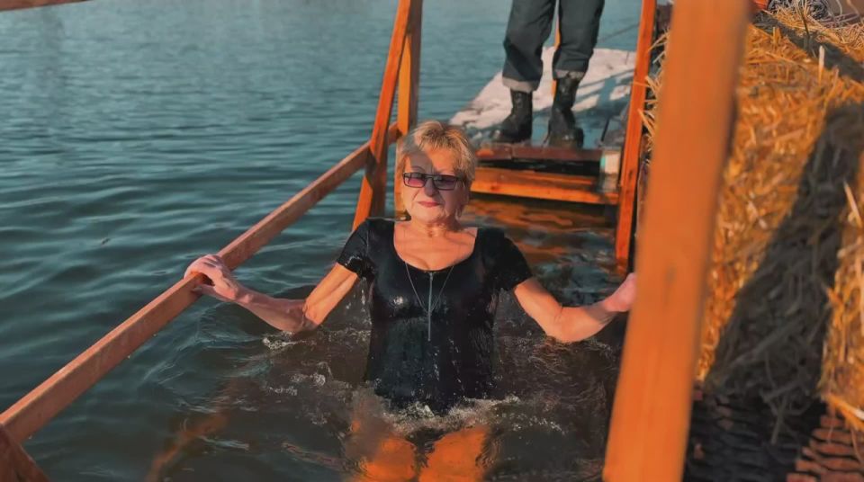 Небольшое видео, передающее особую атмосферу крещенского омовения в Днестровске