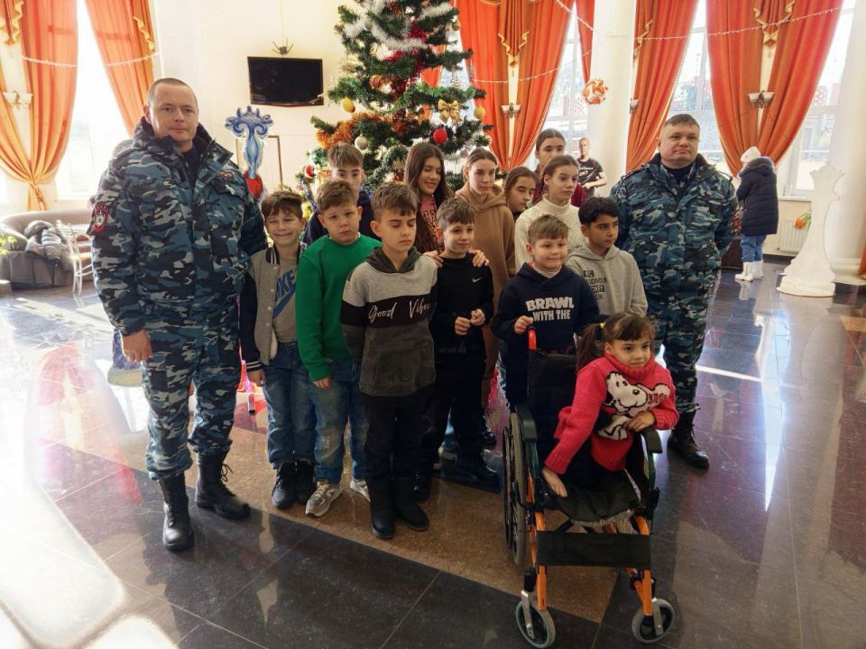 Дарить добро просто. В канун Крещения сотрудники Бендерского отдела охраны устроили для ребят из подшефной спецшколы-интерната настоящий сюрприз — поход в кино