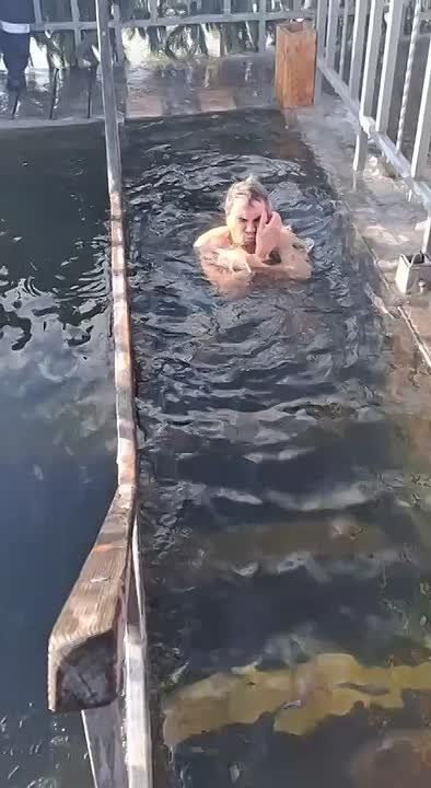 Очередь приднестровских мужчин выстроилась к проруби на центральном пляже Тирасполя