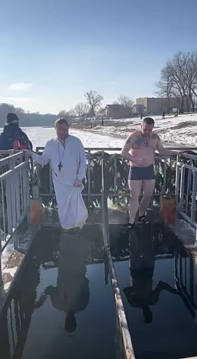 В крещенских купаниях принял участие и настоятель храма святой мученицы Татианы при Приднестровском государственном университете протоиерей Сергей Вербицкий