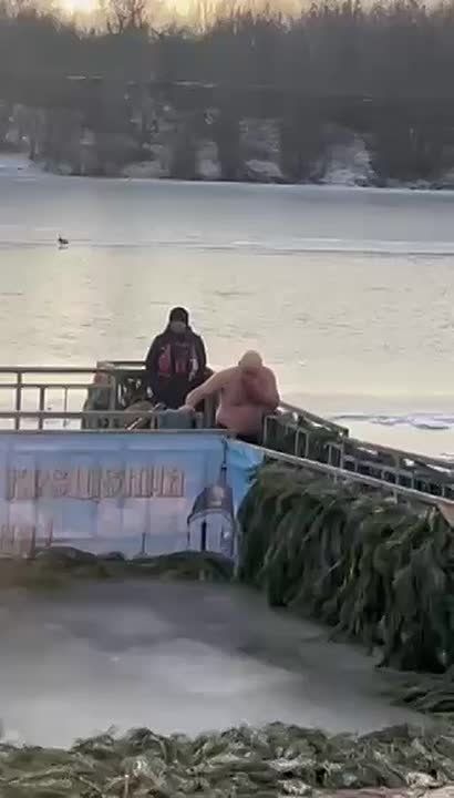 Крещенские купания начались еще ночью