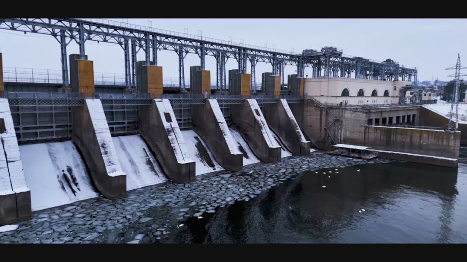 Дубоссарская ГЭС разделила Днестр на лёд и воду