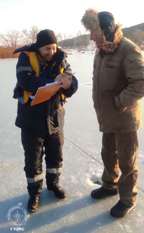 Морозная погода привлекает любителей зимней рыбалки, однако с потеплением лёд местами становится опасным