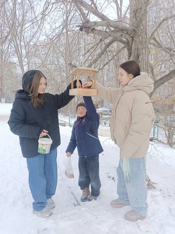 Ученики Рыбницкой школы №11 помогают пернатым пережить зиму