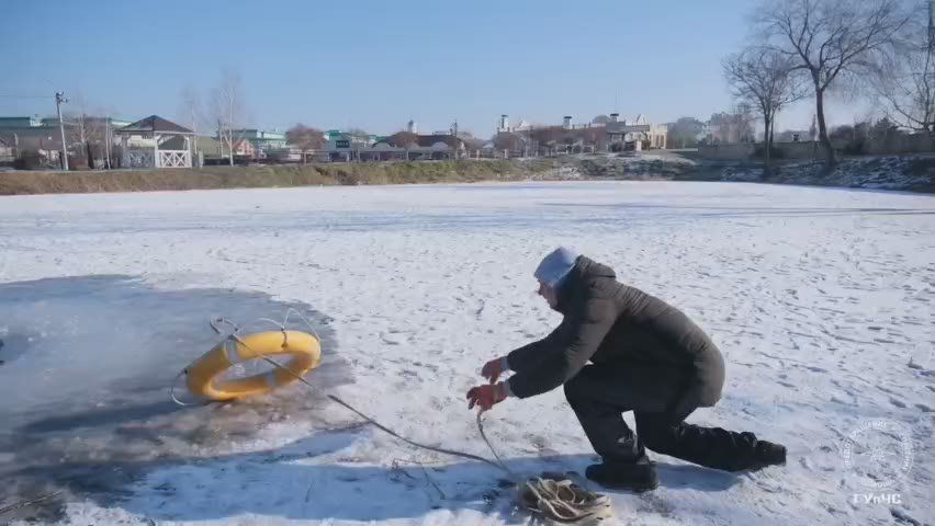На видео водолазы ГУпЧС проводят для учащихся столичной гимназии мастер-класс