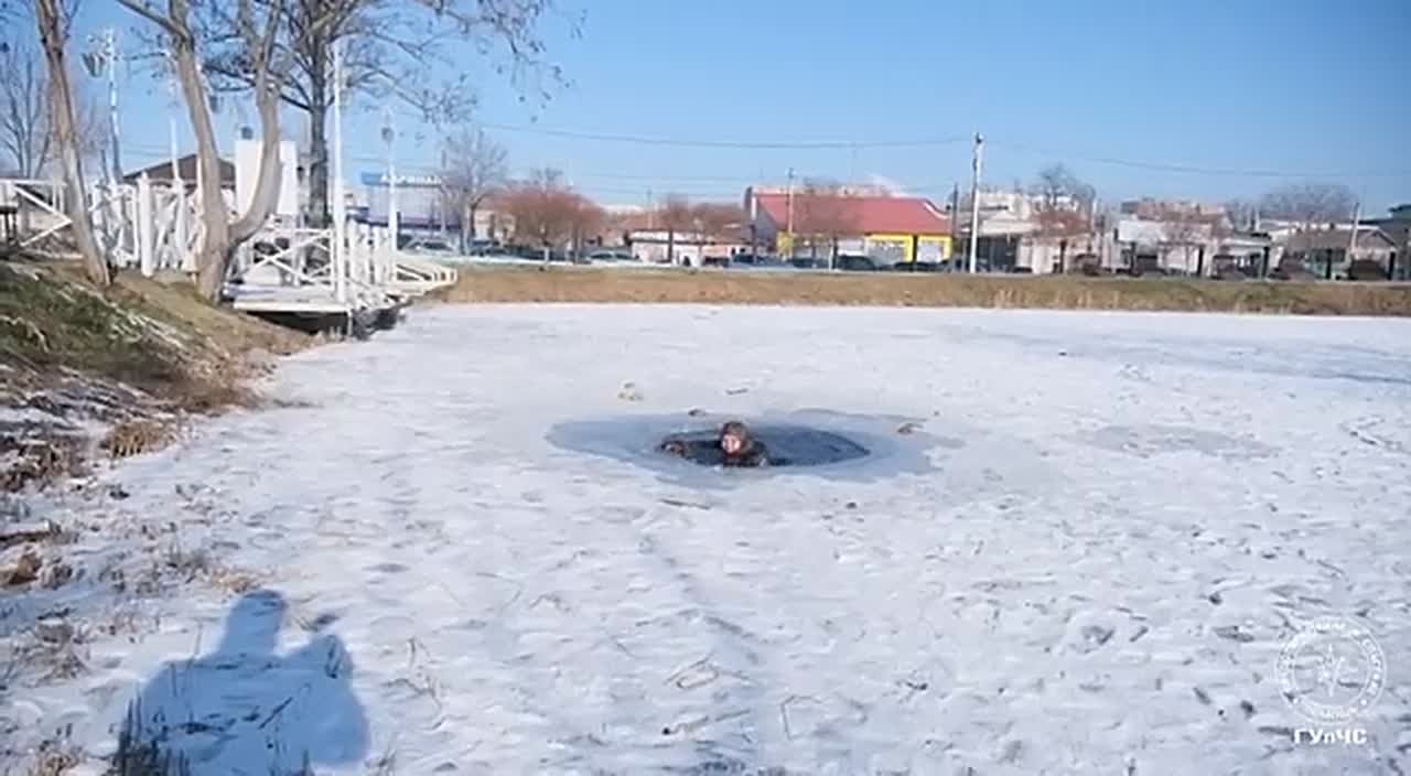 «Провалился! Первые минуты — сохраняем спокойствие и зовем на помощь» — спасатели показали школьникам, как действовать, когда проваливаешься под лёд