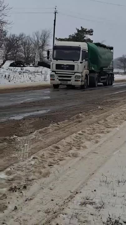 Фура с удобрениями перевернулась на объездной дороге Дубоссар