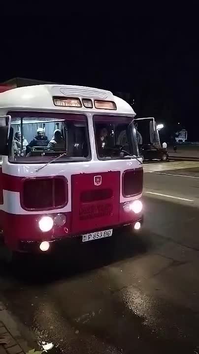 Советский пазик с надписью «метан» возит рыбничан по городу