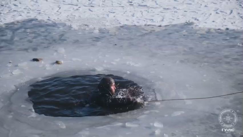Для учеников столичной гимназии водолазы ГУпЧС провели мастер-класс по спасению людей, провалившихся под лёд