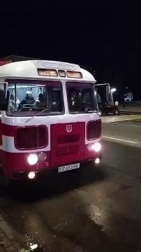 Советский пазик с надписью «метан» возит рыбничан по городу