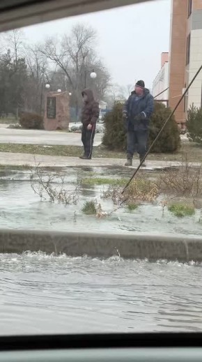 Возле медфака потоп. Коммунальщики на месте уже разбираются